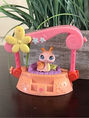 Littlest Pet Shop 2005 Fancy Friends Pet Flip Bed Pink Authentic LPS [BED ONLY]